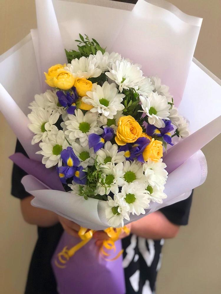 Букет цветов из: Ирисы, Хризантемы и Розы в Журавлёвке